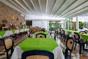 Café da manhã com buffet grátis todos os dias