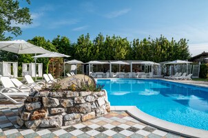 Una piscina al aire libre de temporada