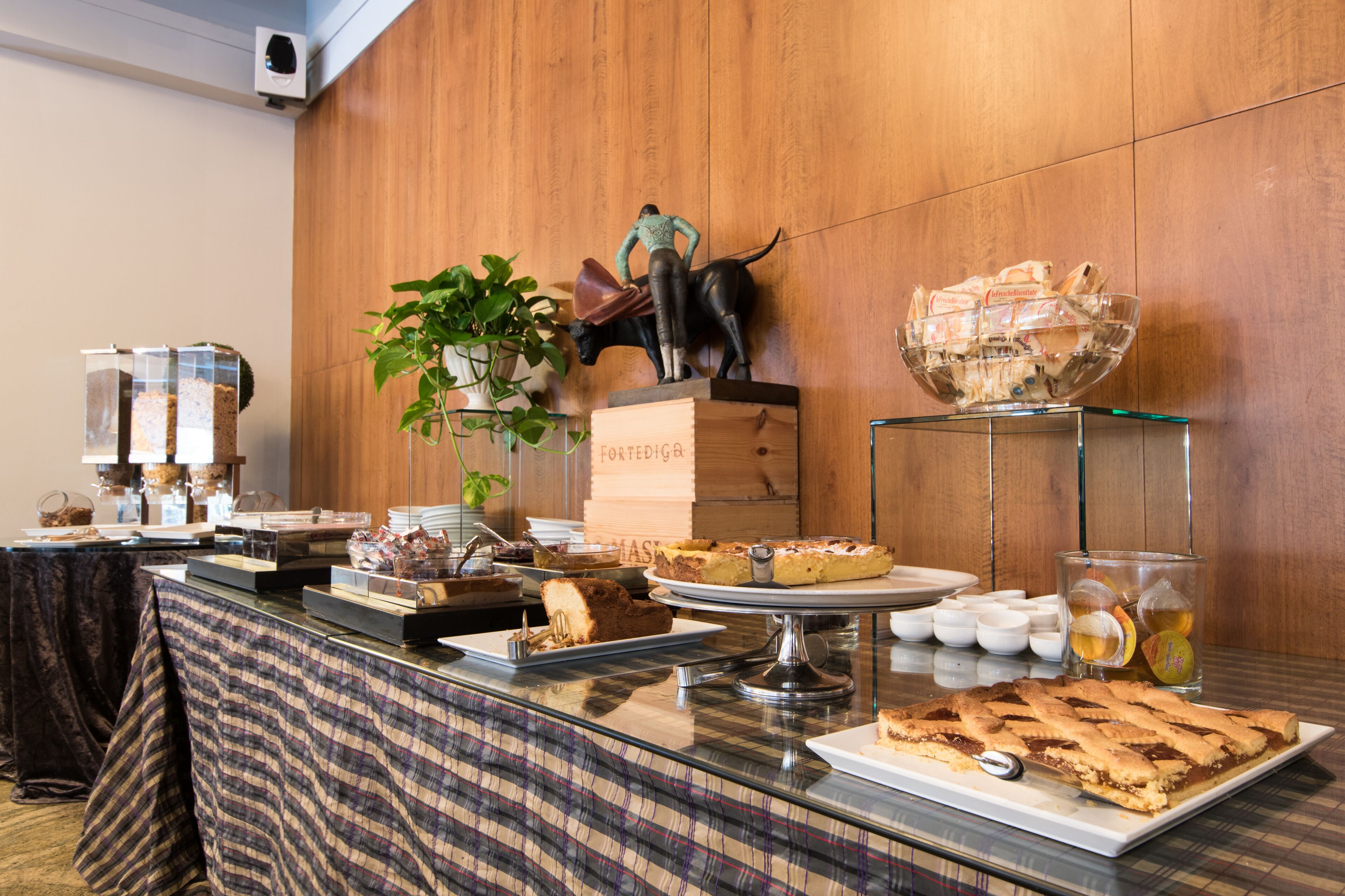 Daily full breakfast (EUR 15 per person)