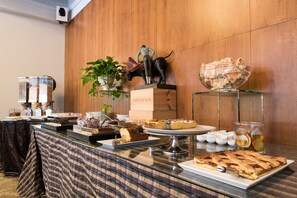 Petit déjeuner complet (15 EUR par personne)