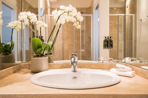 Junior Studio Suite, 1 Double Bed | Bathroom | Shower, hair dryer, bidet, towels - Hotel Michelangelo & Spa (Montecatini Terme)
