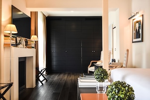 Suíte superior, 1 cama King, vista para a cidade | Edredons de pluma, frigobar, cofres nos quartos, escrivaninha