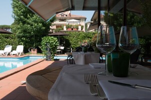 Bar à beira da piscina