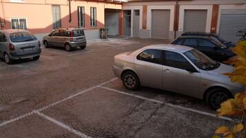 Parking sans voiturier (12 EUR par jour)