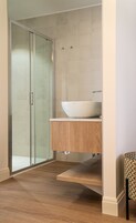 Artículos de tocador gratuitos, secador de pelo, bidet, toallas