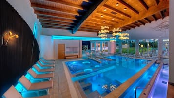 Piscine couverte, piscine extérieure, parasols de plage, chaises longues