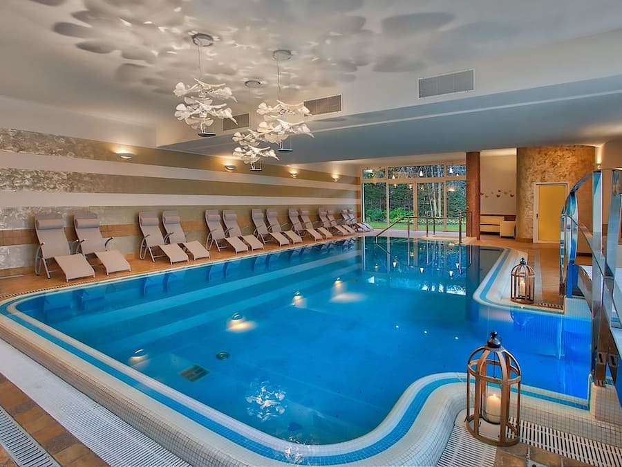 Piscina interna, piscina externa, guarda-sóis, espreguiçadeiras