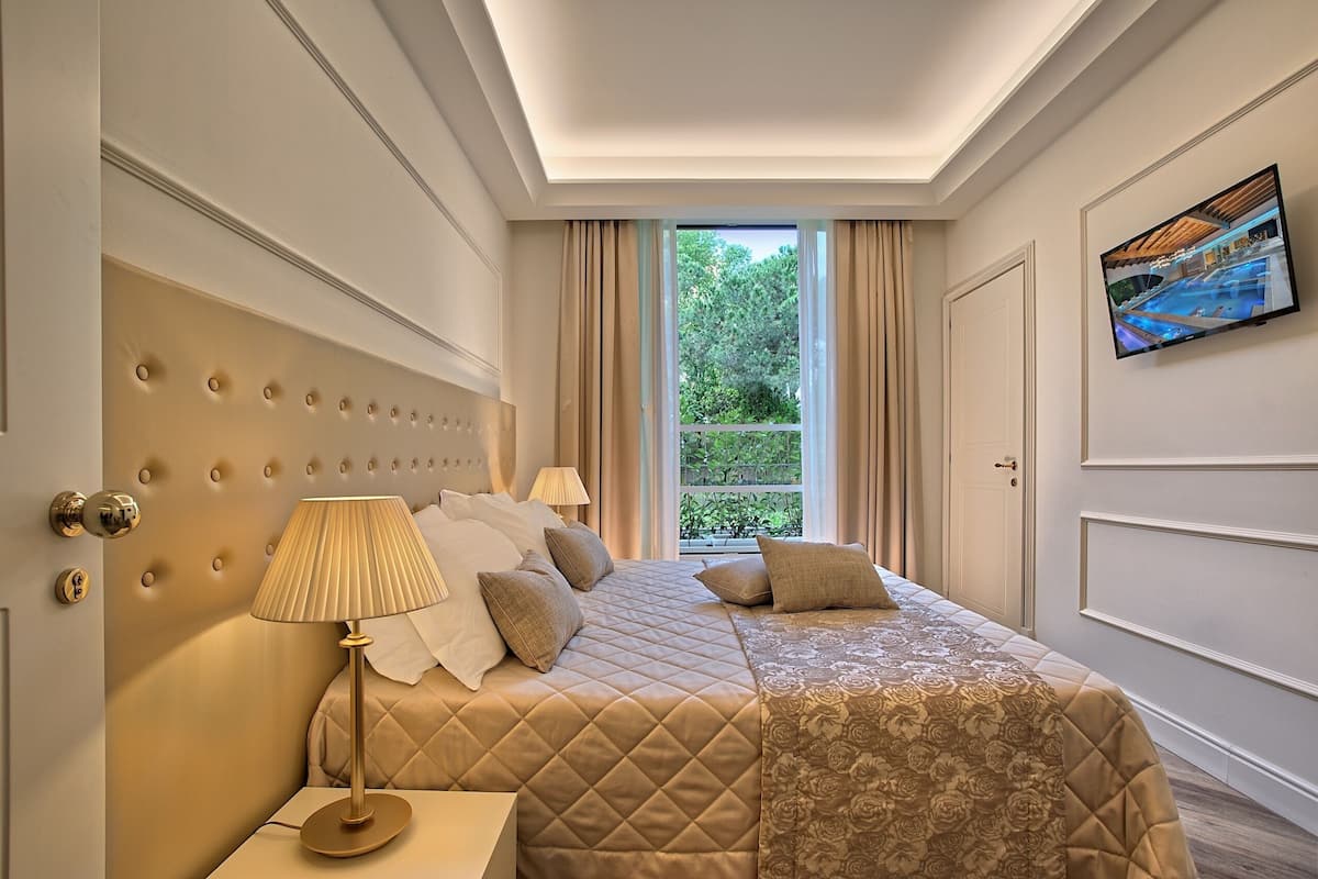 Hypo-allergenic bedding, minibar, in-room safe, desk