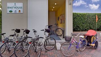 Eine Fahrradverleihstation mit mehreren Fahrrädern und einem Dreirad.