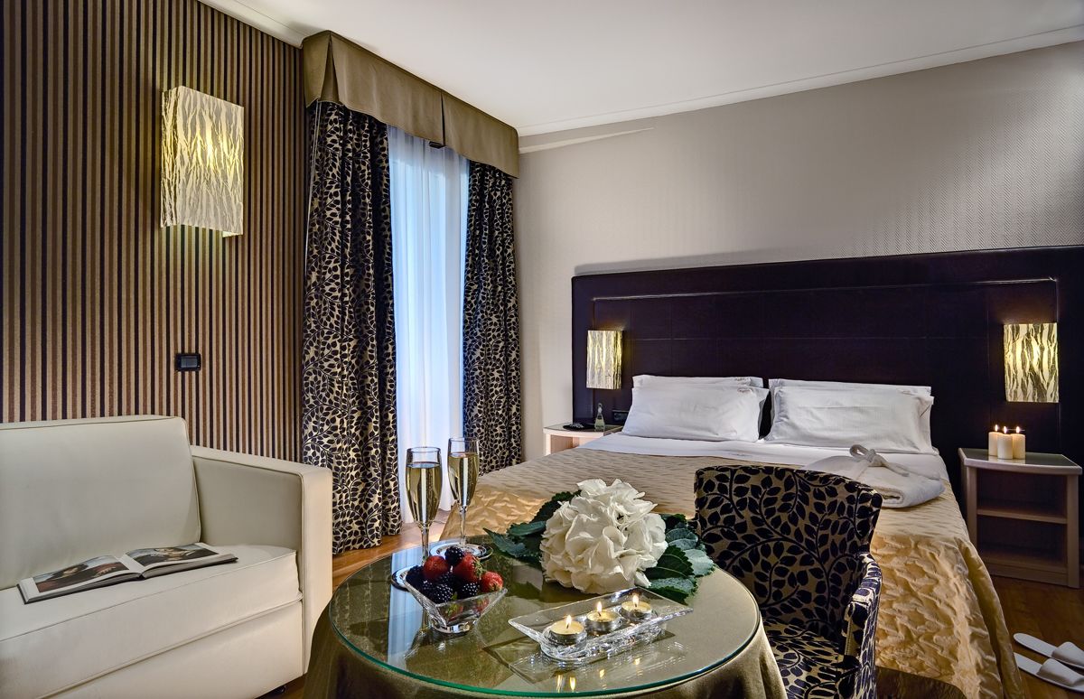 deluxe room | hypo-allergenic bedding, minibar, in-room safe, desk