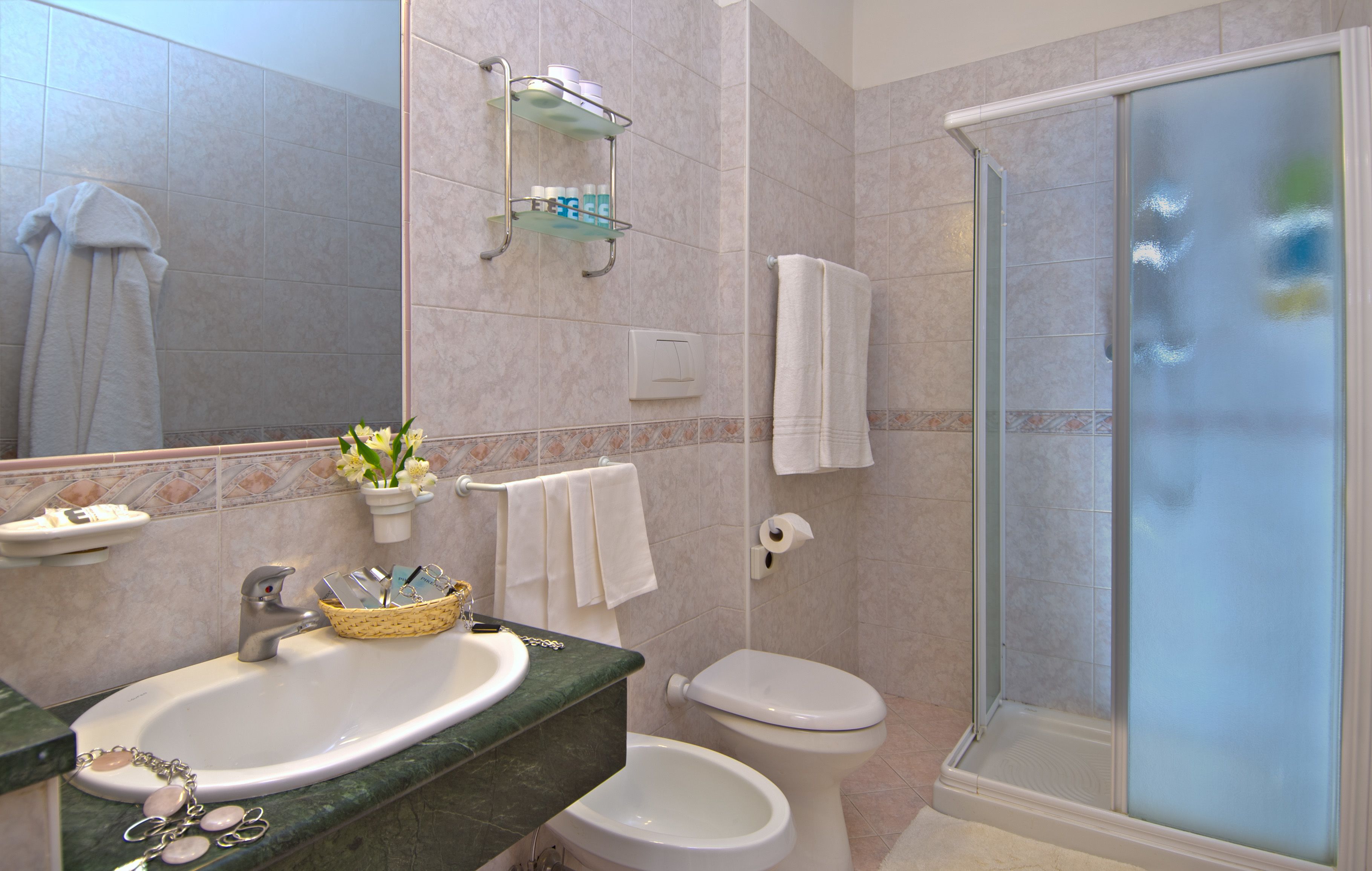 Un baño con lavabo, inodoro y ducha.