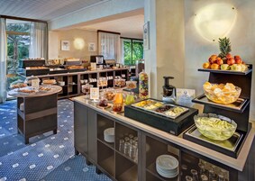 Desayuno con opciones de la cocina local incluido todos los días 