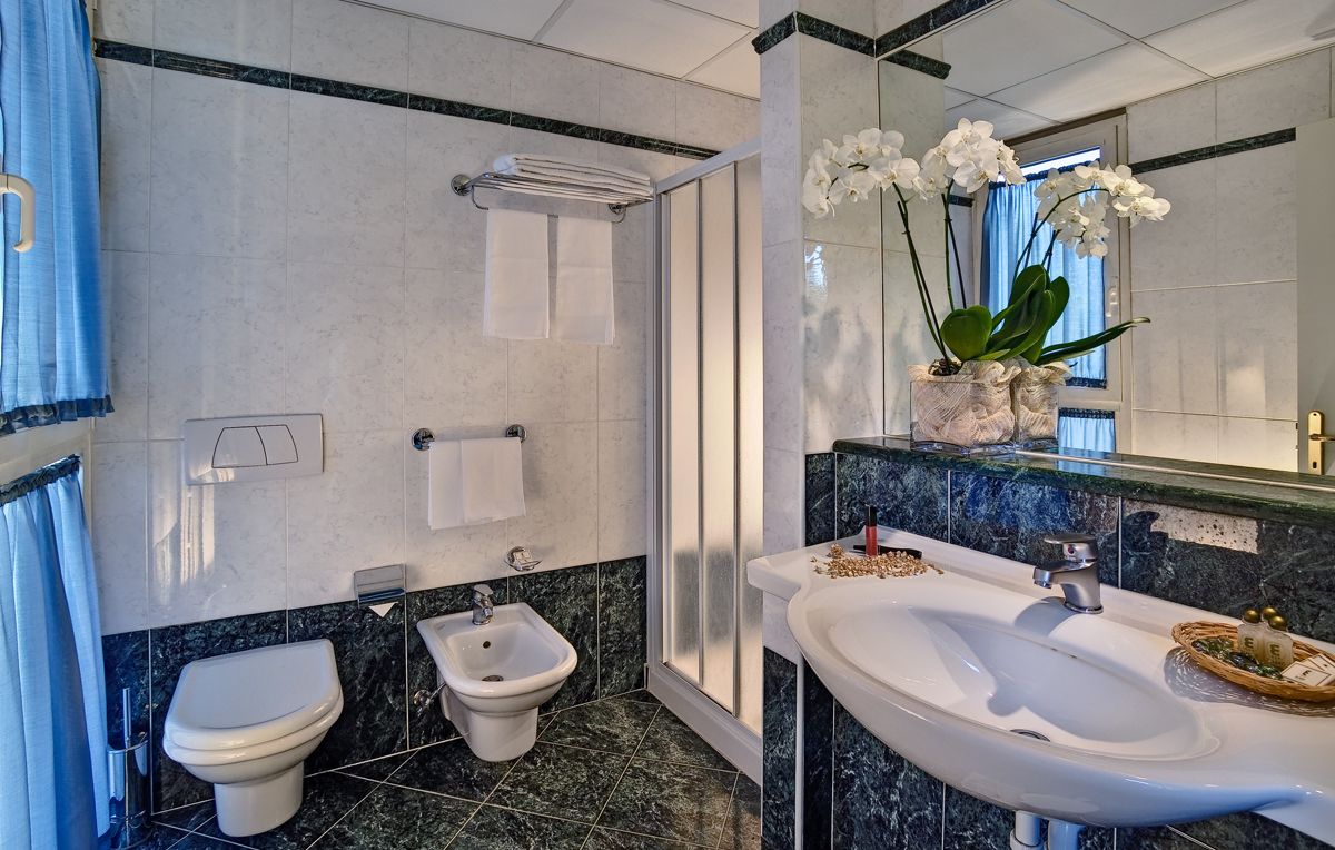 comfort double room | bathroom | free toiletries, hair dryer, bathrobes, slippers