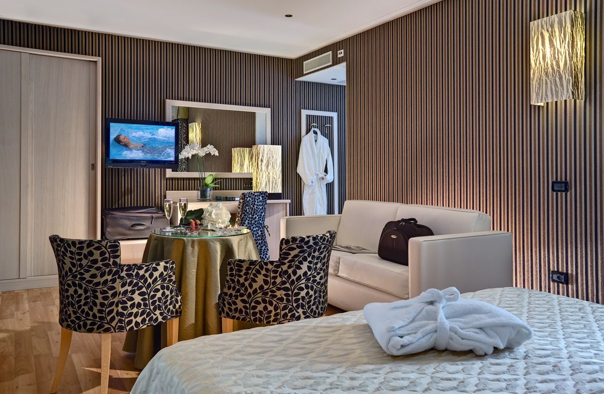 deluxe room | hypo-allergenic bedding, minibar, in-room safe, desk