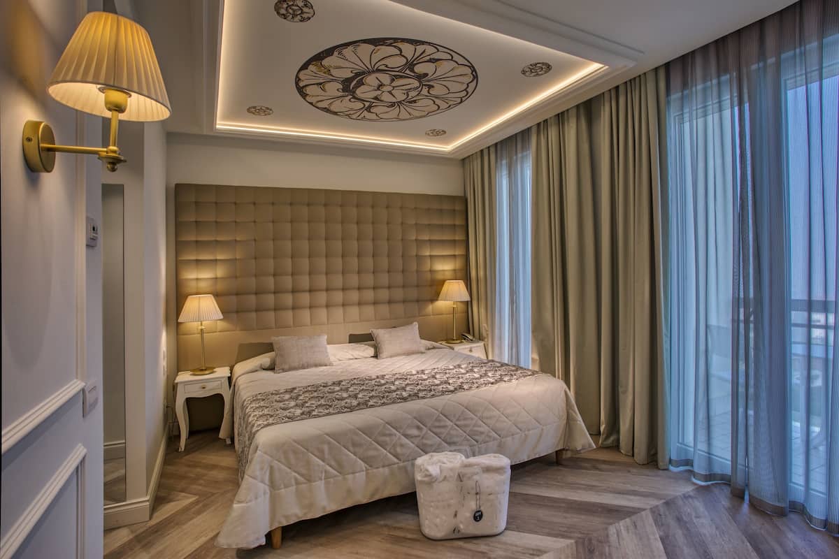 Hypo-allergenic bedding, minibar, in-room safe, desk
