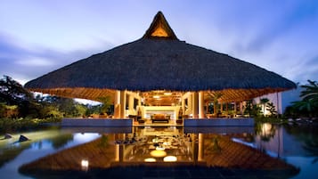 2 bars, bar en bord de piscine