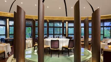 3 restaurantes, se sirven desayunos, comidas y cocina internacional