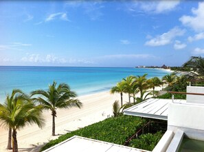 Am Strand, weißer Sandstrand, Liegestühle, Sonnenschirme