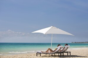 On the beach, white sand, sun-loungers, beach umbrellas - Blue Diamond Luxury Boutique - All Inclusive - Adults Only (Playa del Carmen)