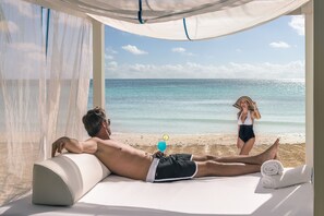 On the beach, white sand, sun-loungers, beach umbrellas - Blue Diamond Luxury Boutique - All Inclusive - Adults Only (Playa del Carmen)