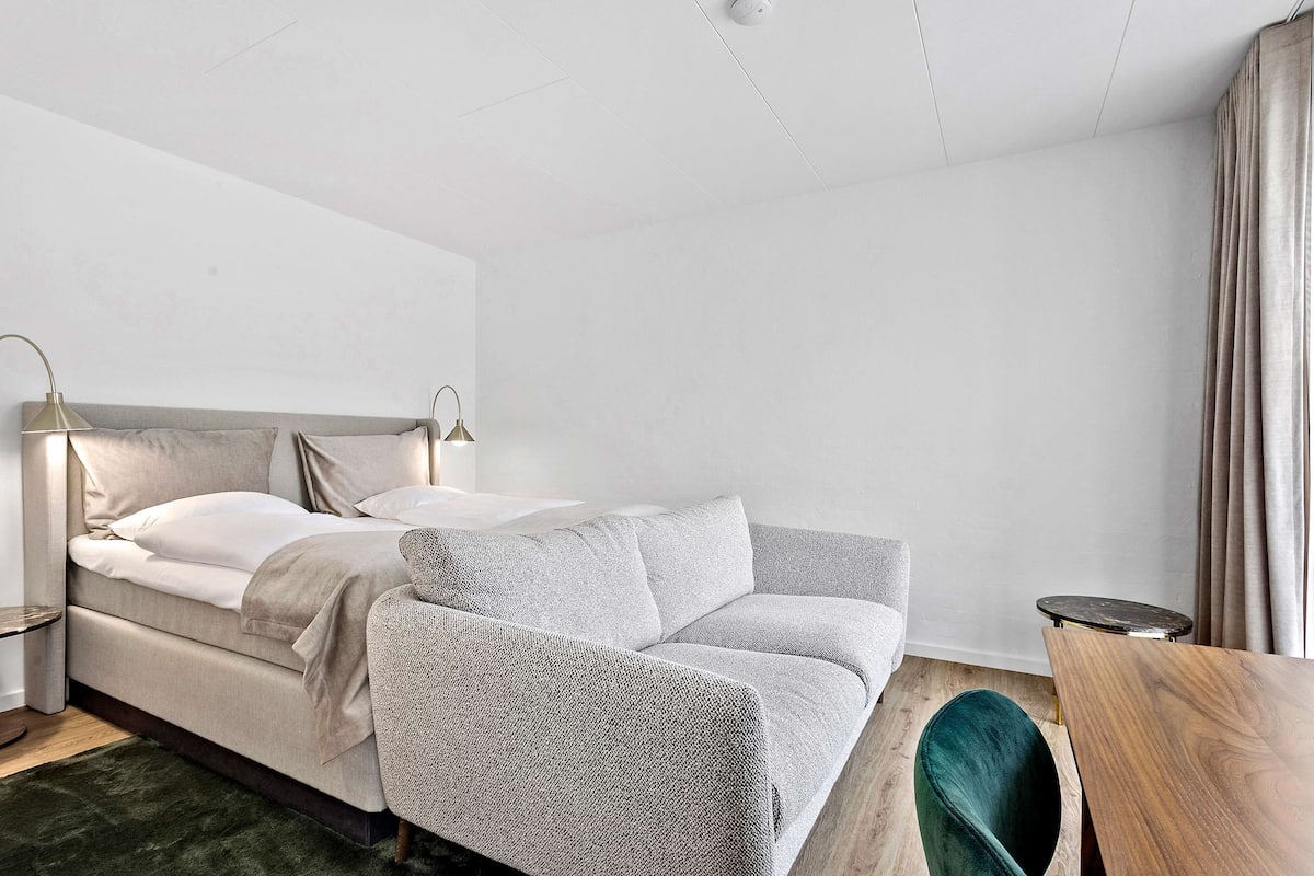 Rom – premium, 1 kingsize-seng, ikke-røyk (with Sofabed) | Allergitestet sengetøy, skrivebord, strykejern/-brett og sengetøy