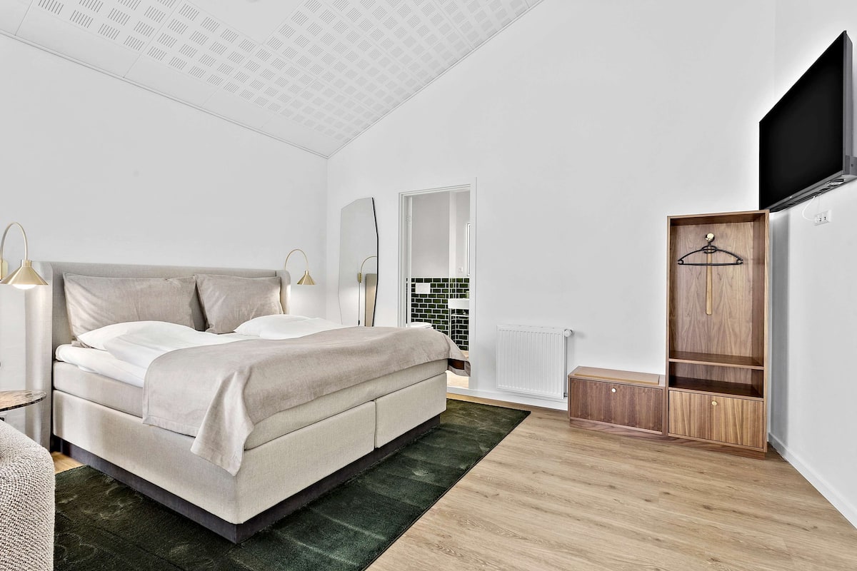 Executive suite, 1 kingsize bed, niet-roken, kitchenette | Hypoallergeen beddengoed, een bureau, een strijkplank/strijkijzer