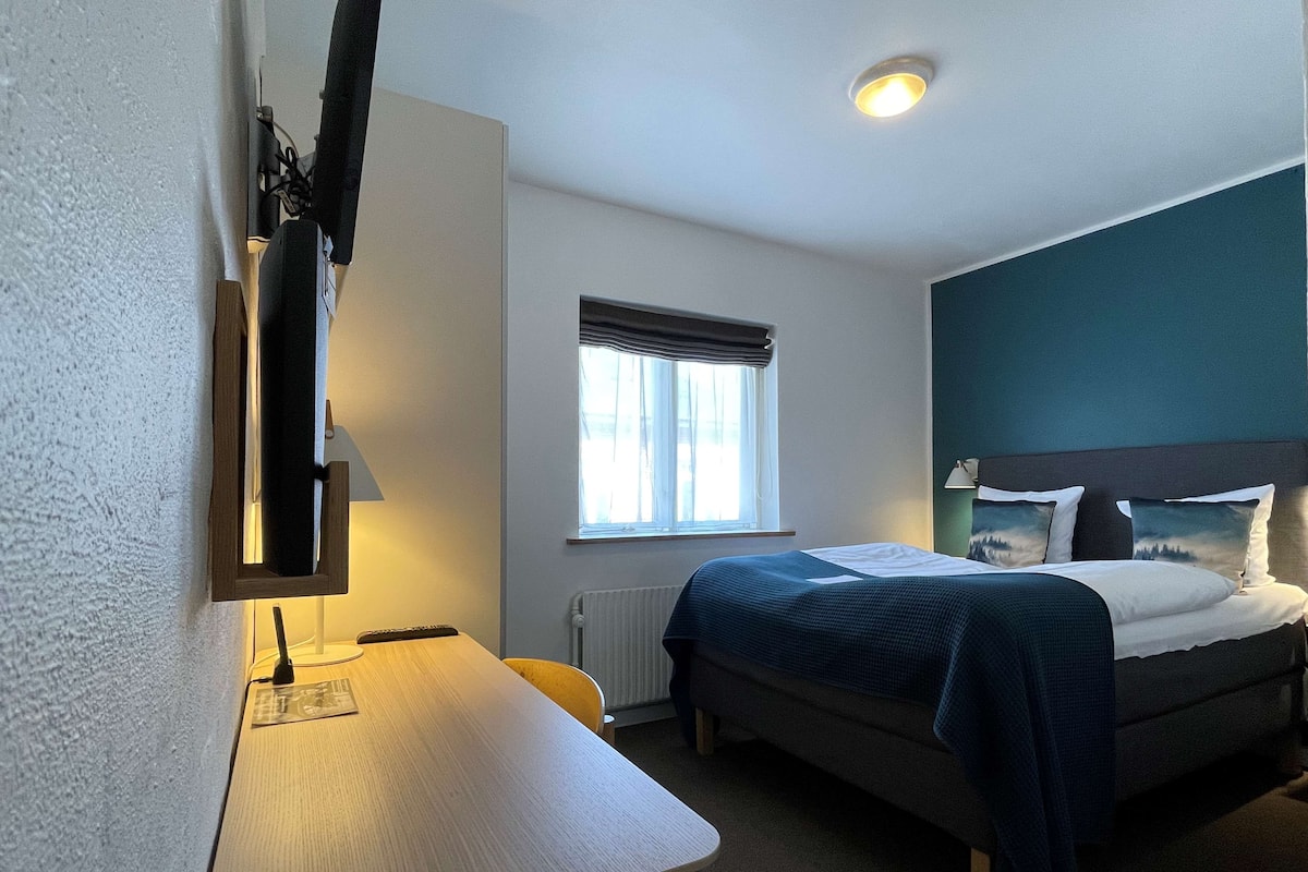 Standaard kamer, 1 queensize bed, niet-roken | Hypoallergeen beddengoed, een bureau, een strijkplank/strijkijzer