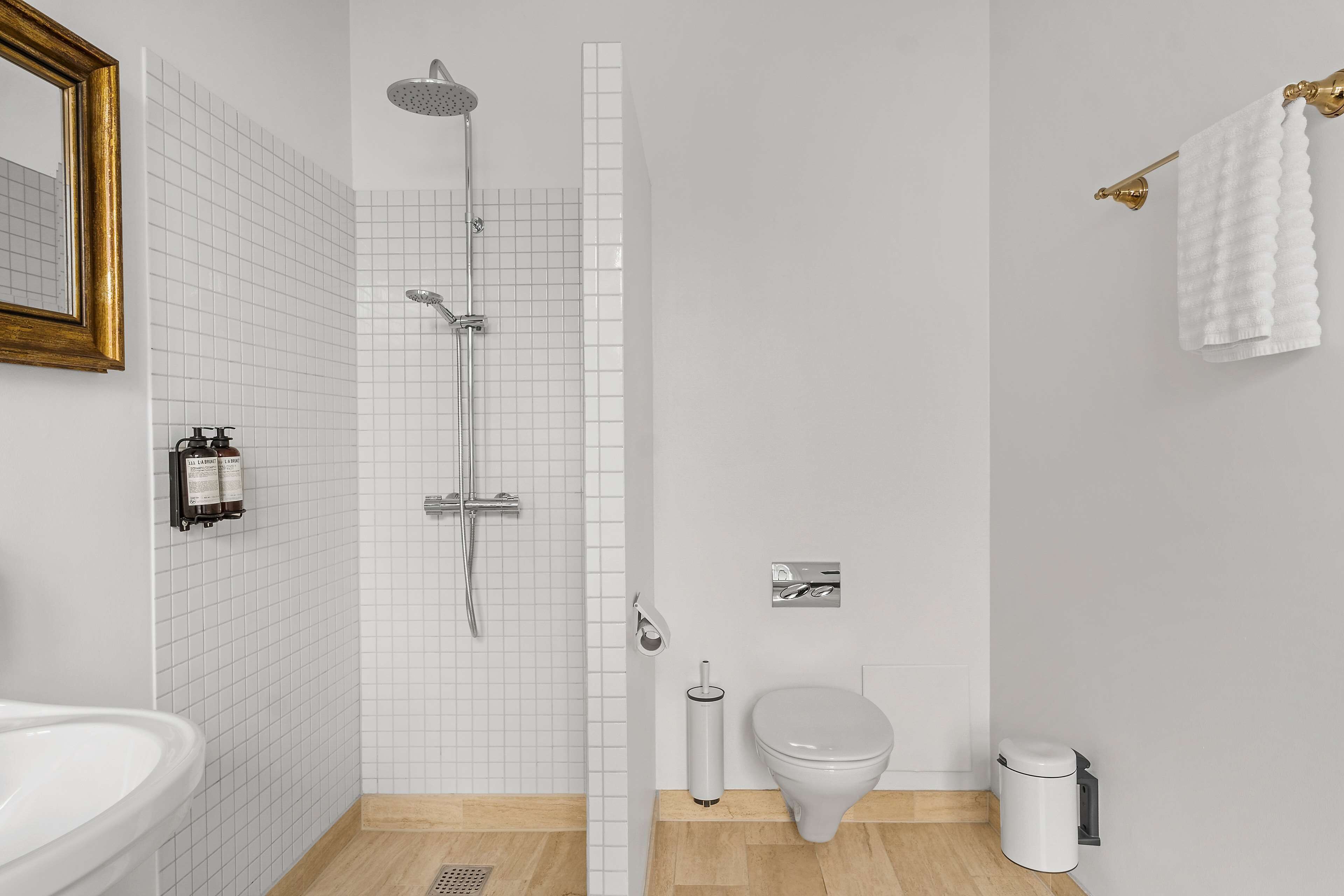Un baño moderno con ducha, inodoro y lavamanos.