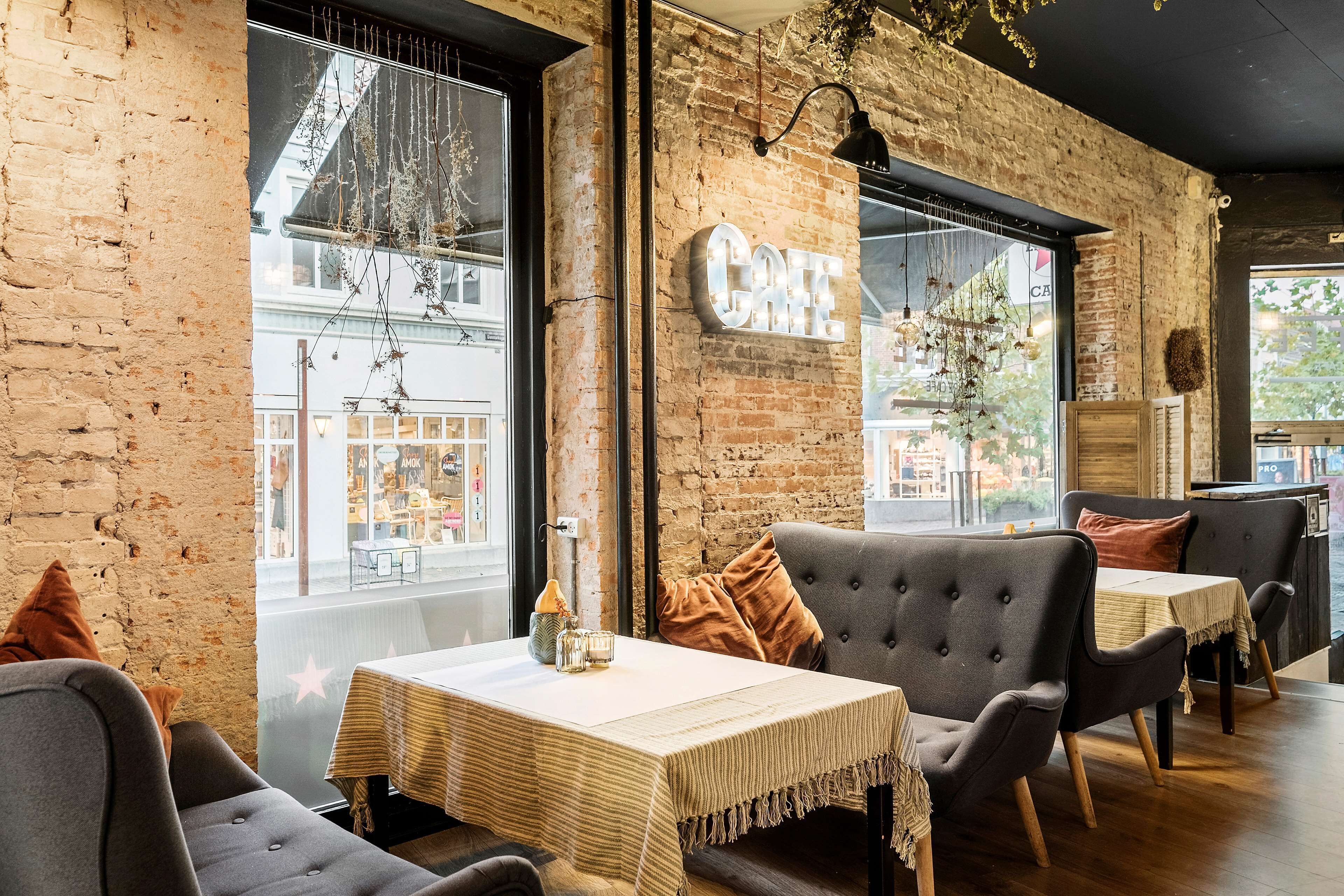 Se sirven comidas, cenas y cocina americana 