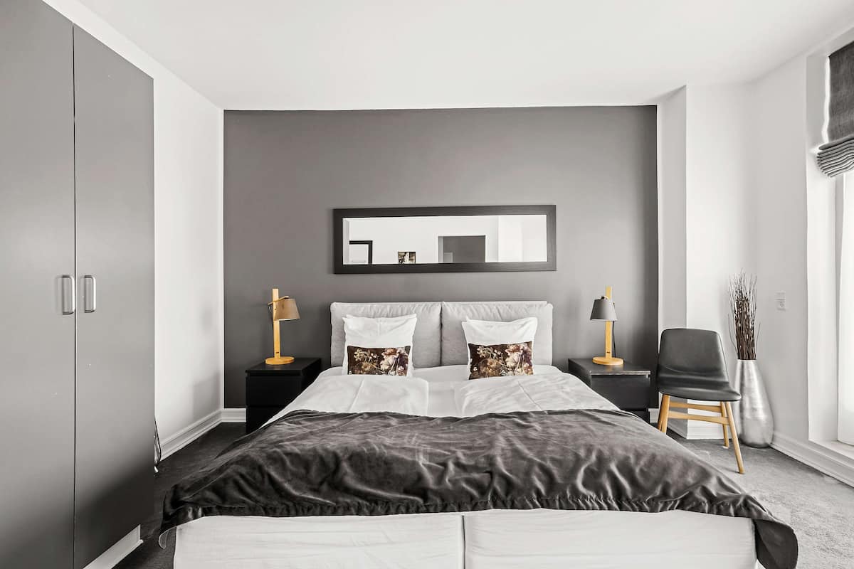 Junior suite, 1 kingsize bed, niet-roken | Hypoallergeen beddengoed, een bureau, een strijkplank/strijkijzer