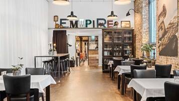 Se sirven almuerzos, cenas y cocina americana