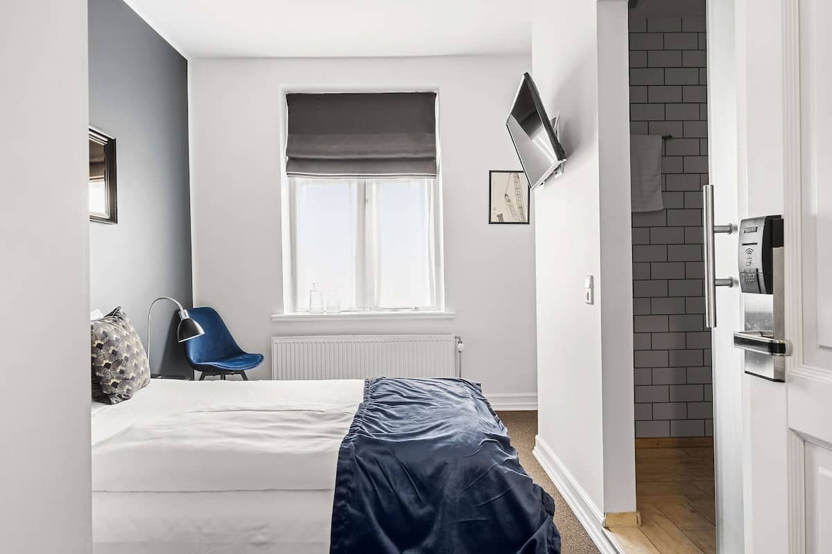 Standaard kamer, 1 tweepersoonsbed, niet-roken | Hypoallergeen beddengoed, een bureau, een strijkplank/strijkijzer
