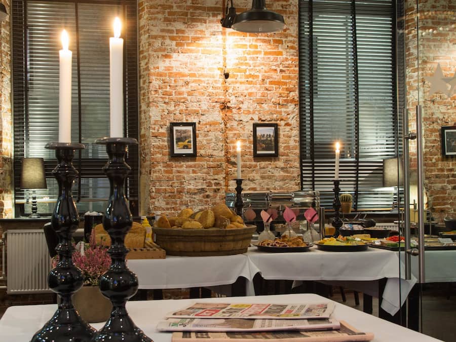 Lunch and dinner served, American cuisine