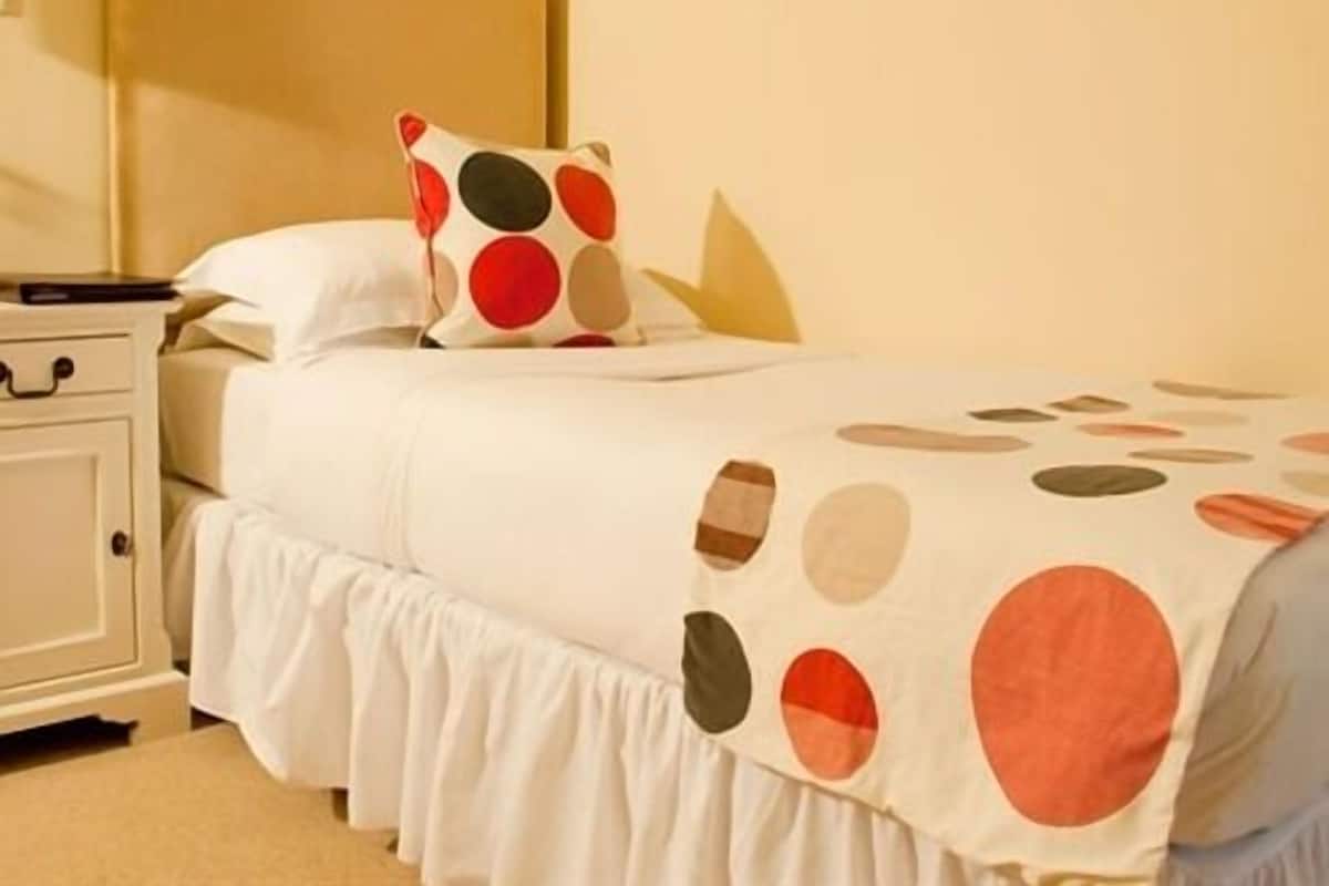 Chambre Simple, salle de bains attenante