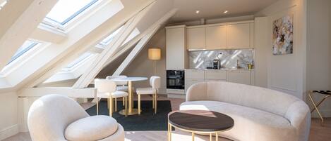 Un loft moderno con comedor, sofá y cocina.
