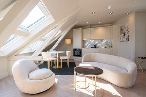 Escritorio, espacio para trabajar con laptop y wifi gratis 