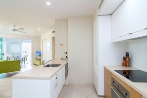 Private kitchen - 201 Lake Street Apartments (Cairns North)