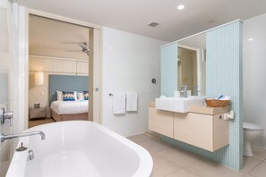 Apartamento, 1 habitación | Baño | Artículos de higiene personal gratuitos, secador de pelo y toallas