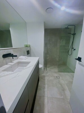 Deluxe Apartment, 2 Bedrooms, Beach View | Bathroom | Separate bathtub and shower, hair dryer, towels - Golden Sands on the Beach (Main Beach)