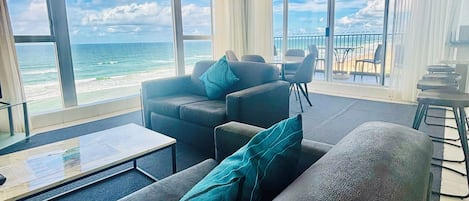 Apartamento clásico, 2 habitaciones | Zona de estar | Una televisión de pantalla plana