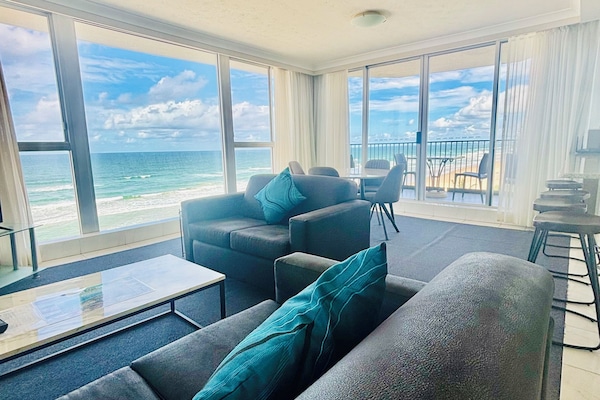 Apartamento clássico, 2 quartos | Área de estar | TV de tela plana