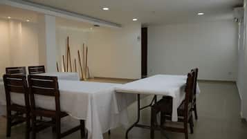๋น์ฆ๋์ค ์ผํฐ