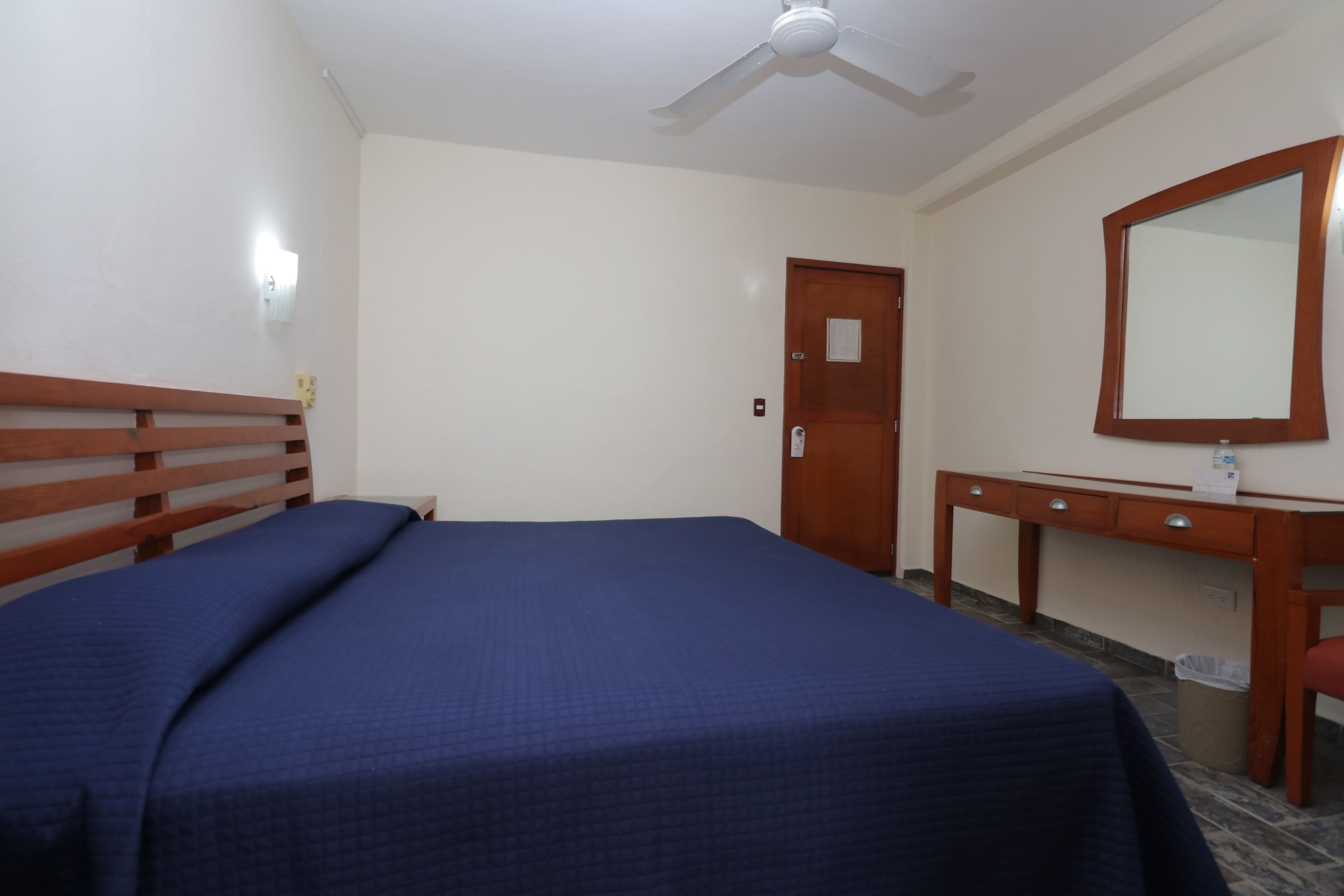 Habitación estándar | Caja fuerte, decoración individual, mobiliario individual y escritorio