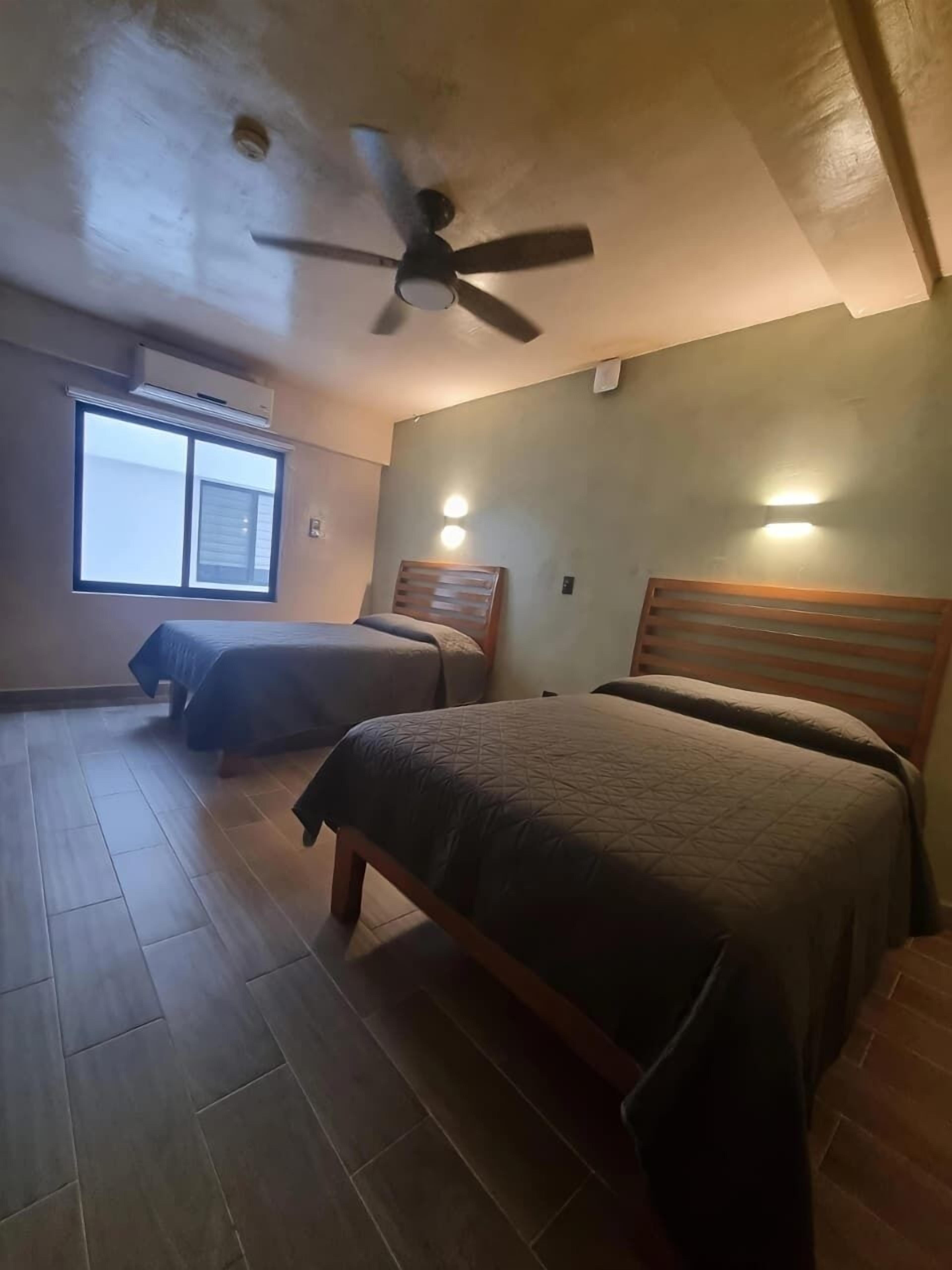 标准房, 2 张双人床 | 客房内保险箱 、特色装修、特色家居、办公桌