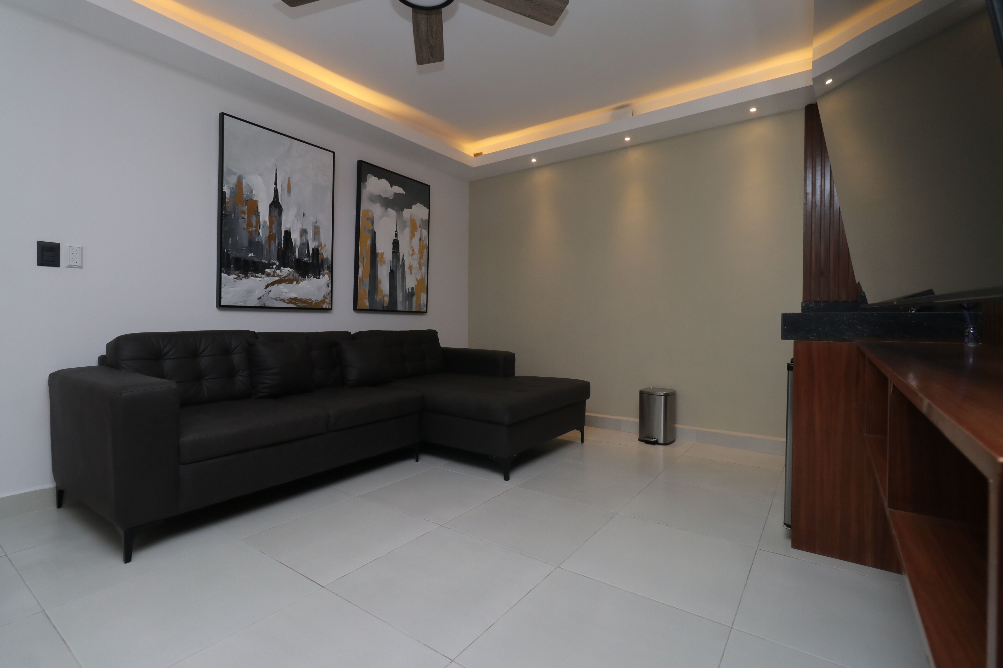 Habitación Business | Zona de estar | Una televisión de pantalla plana