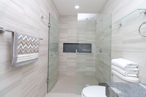 Habitación Business | Baño | Ducha, artículos de higiene personal gratuitos y toallas