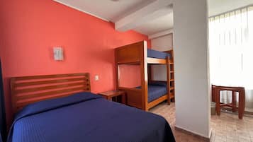 Habitación familiar | Caja de seguridad en la habitación y decoración personalizada