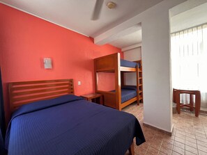 Habitación familiar | Caja fuerte, decoración individual, mobiliario individual y escritorio