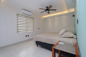 Business Room | In-room safe, individually decorated, individually furnished, desk - Hotel Soberanis (Cancun)