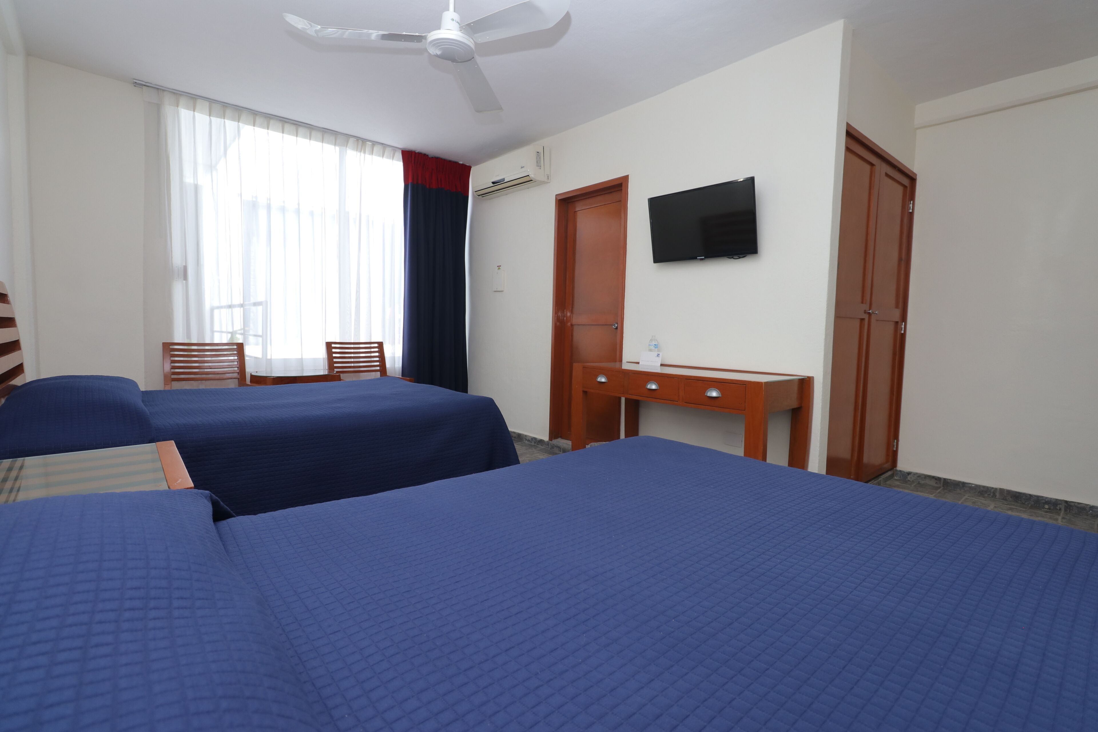 Habitación estándar, 2 camas dobles | Caja fuerte, decoración individual, mobiliario individual y escritorio